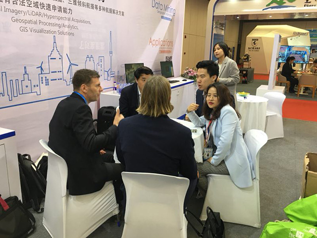 飛燕風(fēng)采接待外賓.jpg 飛燕風(fēng)采接待外賓.jpg