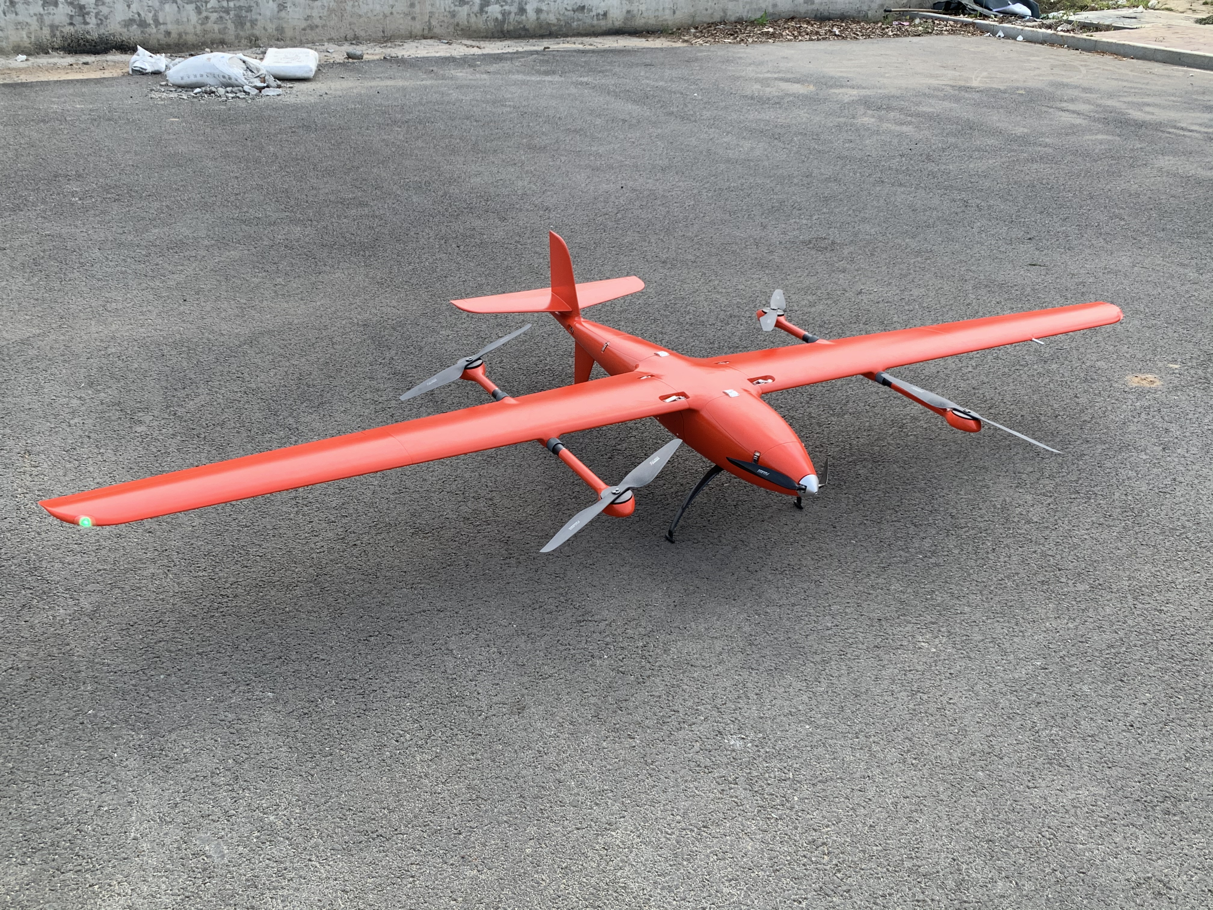 大飛機航攝(左)<a href='http://www.textlink-markt.com/typearticle/330-1.html' target='_blank' title='無人機航攝'><strong>無人機航攝</strong></a>(右)